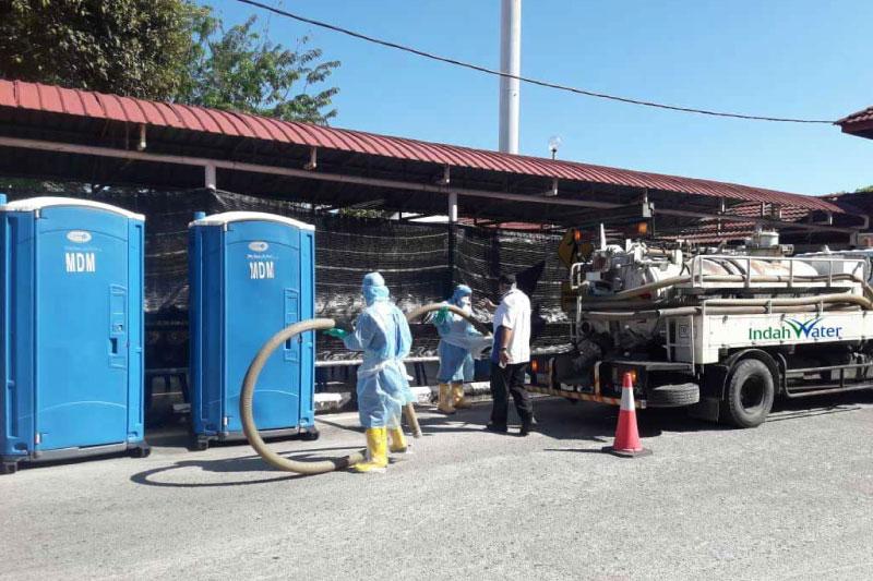 Perkhidmatan Mengosongkan Air Sisa Kumbahan Dari Tandas Bergerak di Pusat Saringan COVID-19 Hospital Sultanah Nur Zahirah, Kuala Terengganu